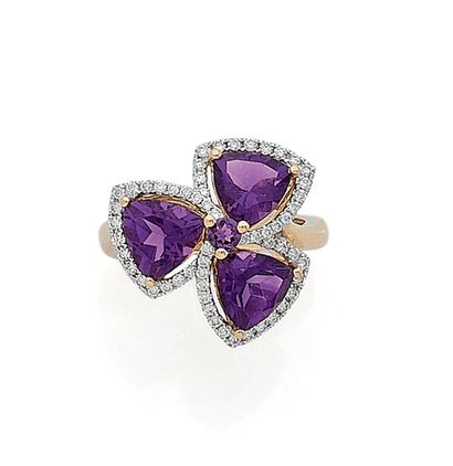  RING holding a floral decoration decorated with amethysts in a surround of brilliant-cut...