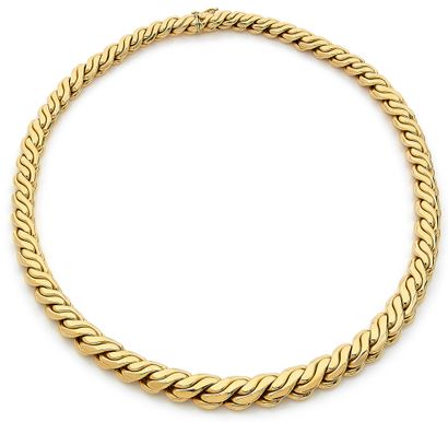 null NECKLACE adorned with a falling S-shaped mesh. Mounting in 18K yellow gold....