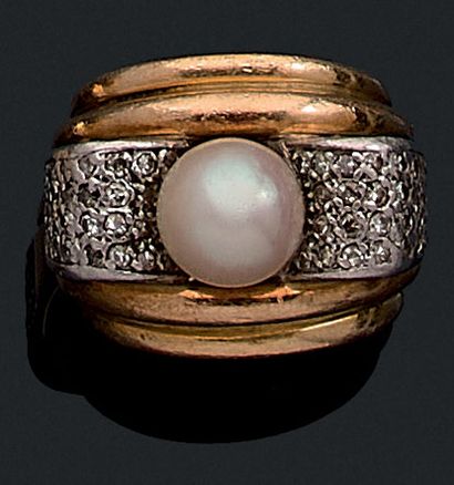  RING Holding a white pearl (untested) with...