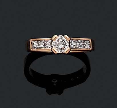 null RING holding a brilliant-cut diamond of 0.50 carat in a setting of 6 princess...