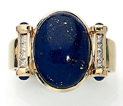 RING holding a cabochon of lapis lazuli with...