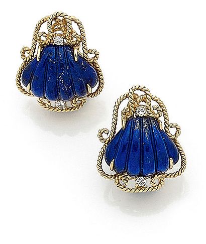 PAIR OF EARRINGS holding a lapis lazuli with...