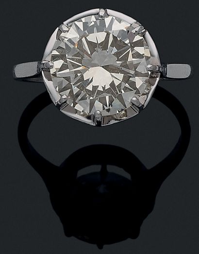  SOLITARY RING holding a half-cut diamond of approximately 4.70 carats. Platinum...