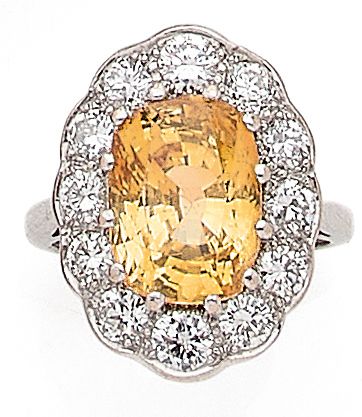 null 
DAISY RING

holding a yellow sapphire in a circle of brilliant-cut diamonds....