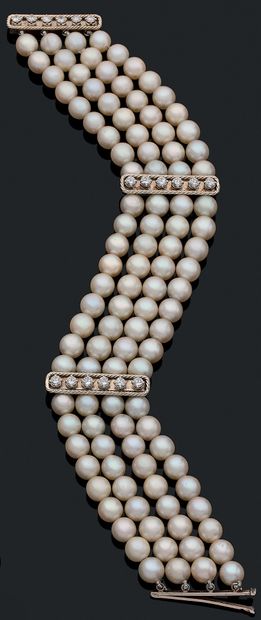 BRACELET holding four rows of white cultured...