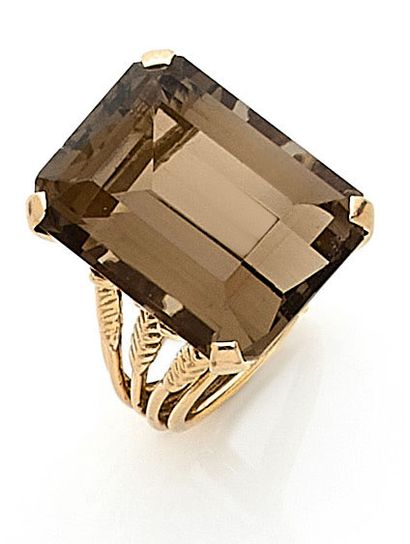 null R. HÉRAIL BAGUE retenant un quartz fumé rectangulaire de 20.00 carats environ....