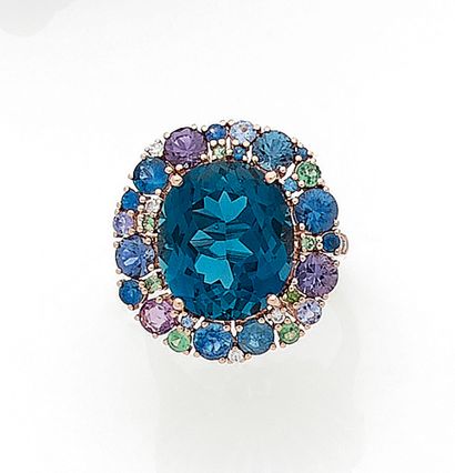 null BAGUE retenant une topaze blue london de 10.50 carats environ dans un entourage...