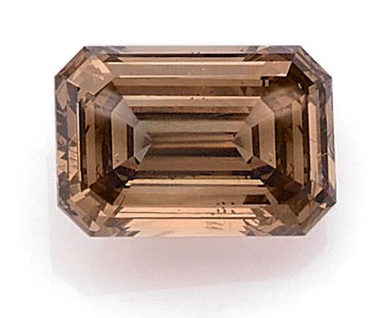 null DIAMANT BRUN SUR PAPIER taille émeraude de 5.47 carats environ. Dimensions :...