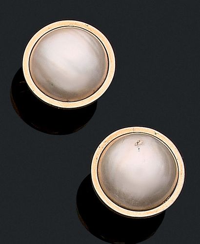 PAIR OF EARRINGS holding a mabé pearl (untested)...