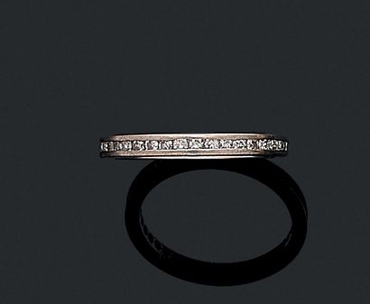null 
AMERICAN WEDDING BAND

decorated with a succession of brilliant-cut and 8/8...
