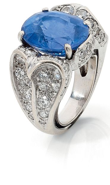 null RING holding an oval sapphire of 9.20 carats. The setting is decorated with...