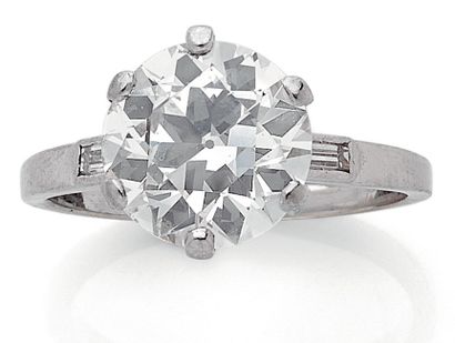 null SOLITARY RING holding an old cut diamond of approximately 3.48 carats, it is...