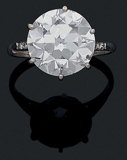  BAGUE SOLITAIRE retenant un diamant rond taille ancienne de 6.29 carats environ...