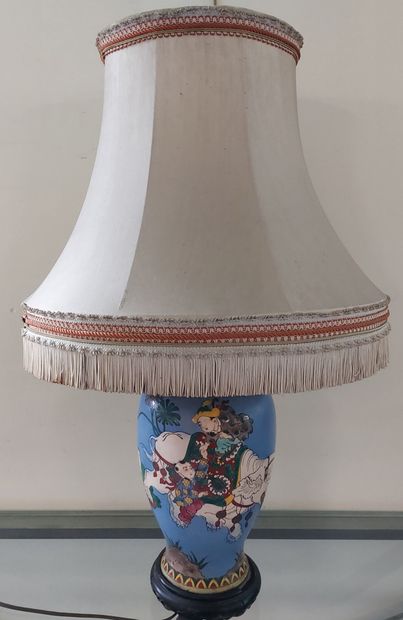 null CHINE. Vase monté en lampe en porcelaine à décor d'un elephant blanc sur fond...