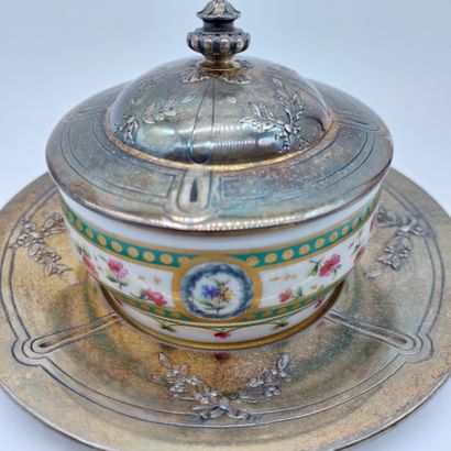 null SUCRIER

in porcelain with floral decoration in the taste of Sevres, 

with...