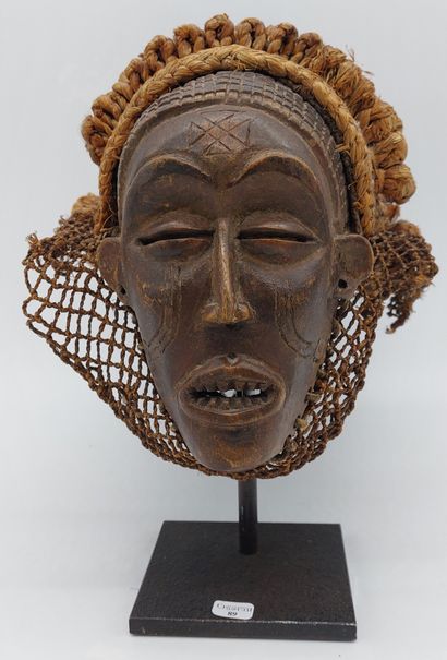 null CHOWE MASK from Angloa, wood and vegetable fiber, metal base

H : 28 cm

D :...