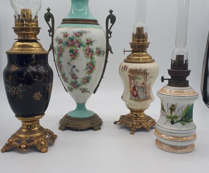 null ENSEMBLE DE 4 LAMPES A PETROLE en porcelaine, monture en laiton et bronze, décor...