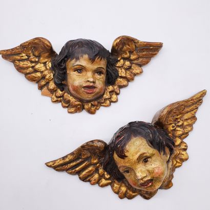 null PAIR OF GILDED AND POLYCHROME WOOD APPLIANCES carved with cherubs' heads

XXth...