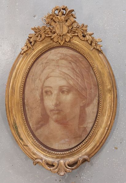 null PORTRAIT OF A WOMAN 

oval pastel, signed "smet/d ?" on the right 

60 x 49...