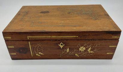 null Box in rosewood with inlaid brass flowers. 

12 x 37 x 24.5 cm 

End of the...