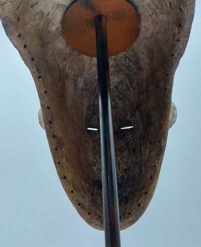 null IGBO MASK, Nigeria, carved and painted wood.

H: 53 cm

L : 30 cm