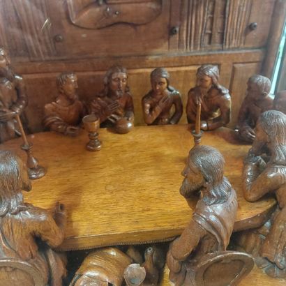 null GROUP IN SCULPT WOOD representing the Last Supper, carved wooden display case...