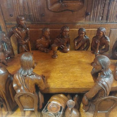 null GROUP IN SCULPT WOOD representing the Last Supper, carved wooden display case...