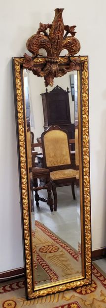 null Wood and gilded stucco mirror with its removable pediment carved with a fleur-de-lis...