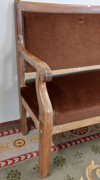 null Bench in natural wood upholstered with a burgundy velvet fabric

H : 40 cm (seat)...