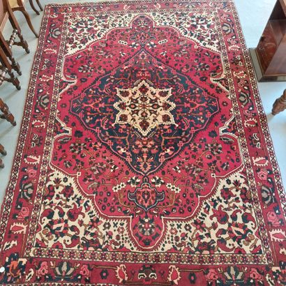 null Woolen carpet with medallion on red background

302 x 212 cm