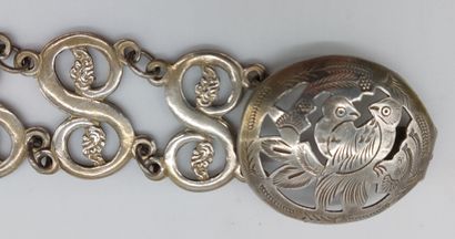 null BELT

decorated with a succession of S's with a buckle decorated with birds....