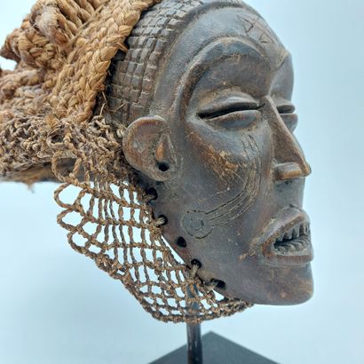 null CHOWE MASK from Angloa, wood and vegetable fiber, metal base

H : 28 cm

D :...