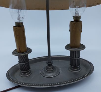 null LAMPE BOUILLOTTE en laiton, abat-jour en tole, 2 bras de lumière, montée à l'electricité

(à...