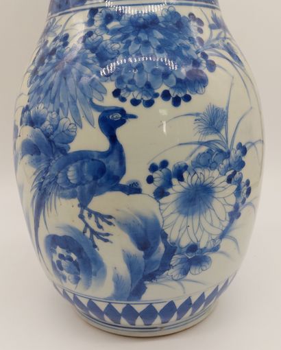 null CHINE. GRAND VASE 

à décor de paysage et de motifs floraux, bleu sur fond blanc,...