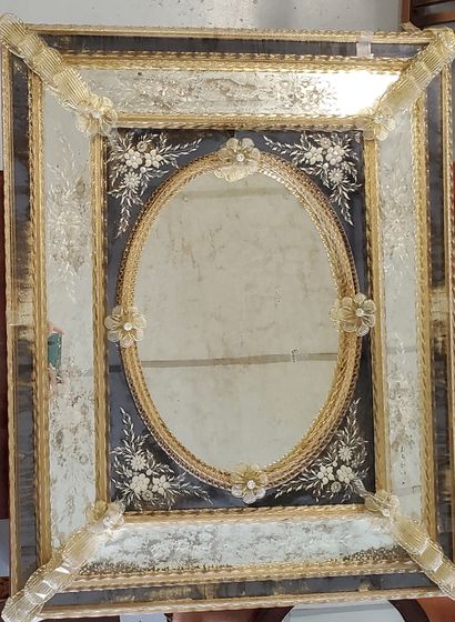 null Venetian mirror with flower decoration 

81 x 67 cm 

(small accidents)