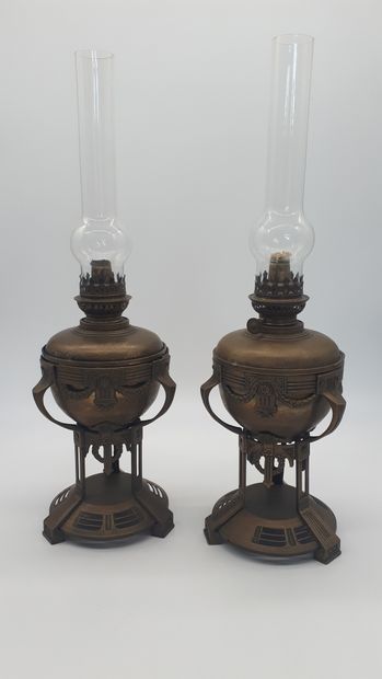 null PAIRE DE LAMPES à pétrole en bronze et laiton à décor de guirlandes

Vers 1900

H...