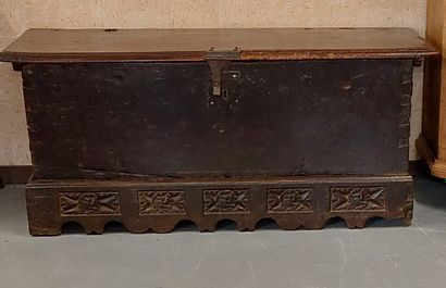 null Natural wood chest, carved wood crosspiece 

17th century

H : 62 cm ; W : 140...