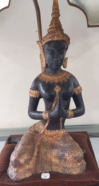 null Lampe à décor d'une divinité indienne en bronze de patine noire et doré, socle...