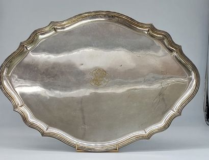 null lot of 3 silver plated metal trays

one of which is decorated with clusters...