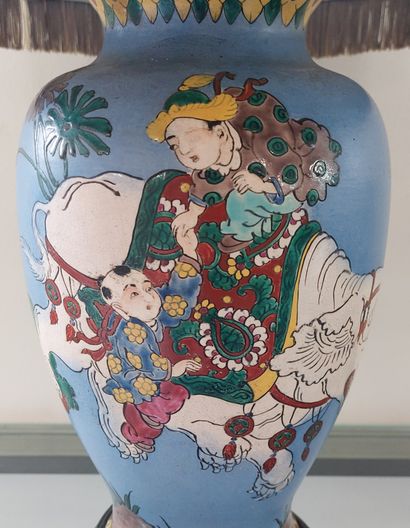 null CHINE. Vase monté en lampe en porcelaine à décor d'un elephant blanc sur fond...