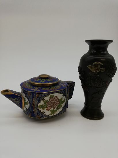 null CHINA

A small Chinese cloisonné enamel tea pot



A small bronze baluster vase...