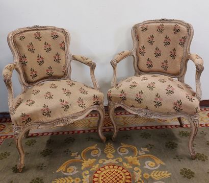 null PAIR OF ARMCHAIRS in lacquered and carved wood, tapestry decorated with flowers.

Louis...