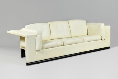 null DE SEDE

Cubic sofa with large armrest and black metal tube in ecru leather...