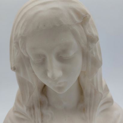 null Alabaster bust of the Virgin Mary, marble base

H : 24 cm 

BE