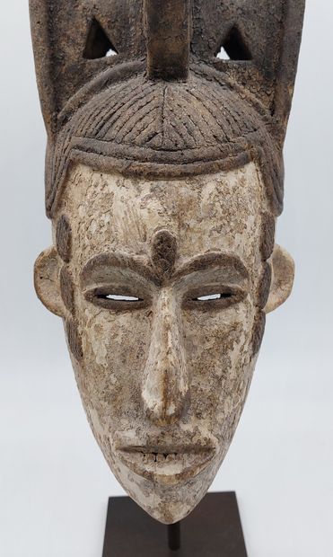 null IGBO MASK, Nigeria, carved and painted wood.

H: 53 cm

L : 30 cm