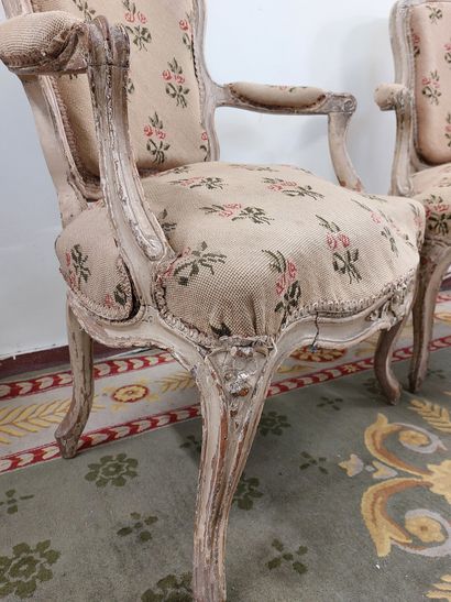 null PAIR OF ARMCHAIRS in lacquered and carved wood, tapestry decorated with flowers.

Louis...