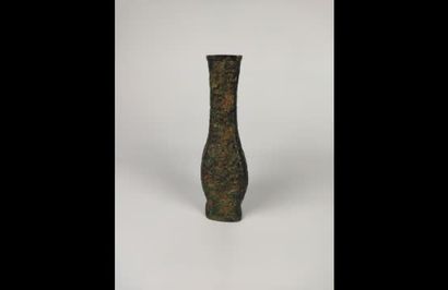 null CHINA

Bronze vase of archaic type.

Executed under the MING, XV-XVIth centuries

Height...