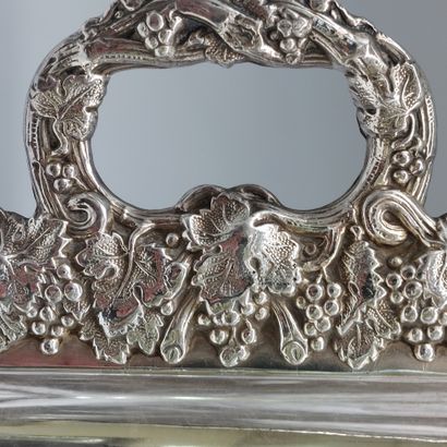 null lot of 3 silver plated metal trays

one of which is decorated with clusters...