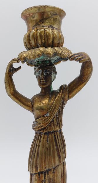 null PAIRE DE BOUGEOIRS en bronze patiné à décor de déesses antiques supportant le...