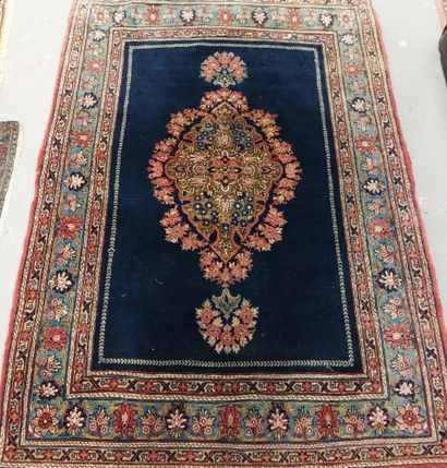 null ENSEMBLE DE 3 TAPIS fait main, 

- tapis rouge et ocre à motif berbère, 105...